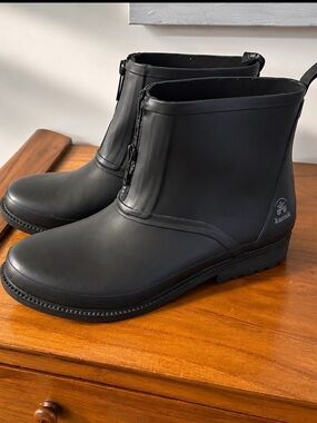 Kamik Black Women's Ankle Rain Booties with Front Zipper/ size 9